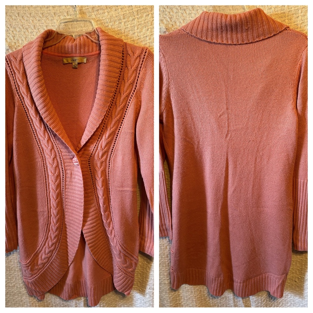 Niotto Cardigan with single button closure.